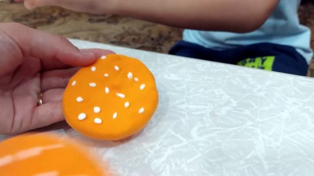 Лепим из пластилина бургер, развивающее видео для детей. смотреть онлайн