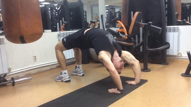 convict conditioning (тренировка заключенных) Мост на голове. 4 ур тз смотреть онлайн