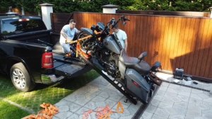 Автоматический трап для перевозки тяжелых мотоциклов на пикапе, фургоне, авто доме и прицепах