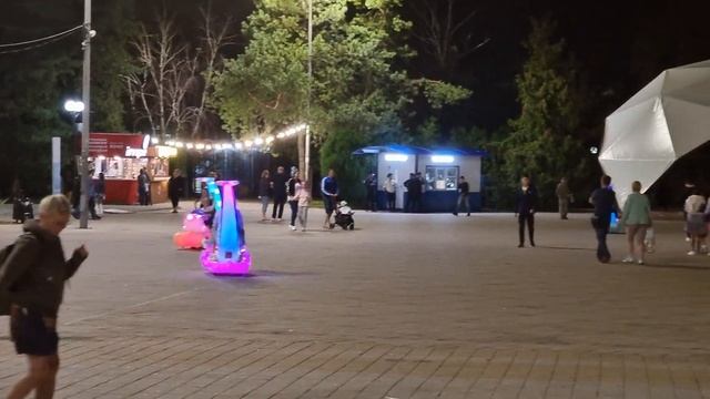 #Анапа ВЕЧЕРНЯЯ АТМОСФЕРА на ТЕАТРАЛЬНОЙ ПЛОЩАДИ 12.09.2021