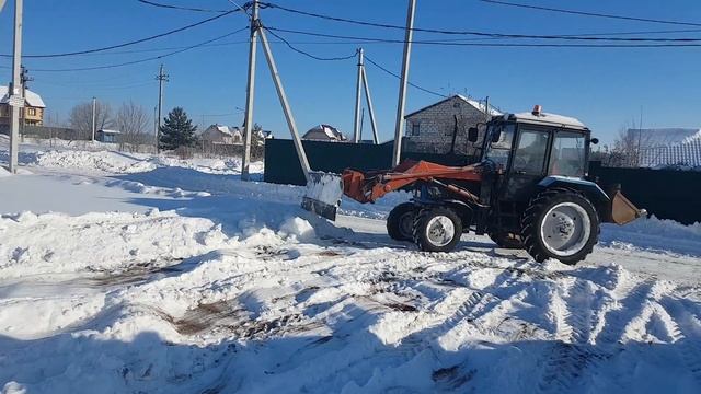 Мтз 82 чистим площадку от снега. смотреть онлайн