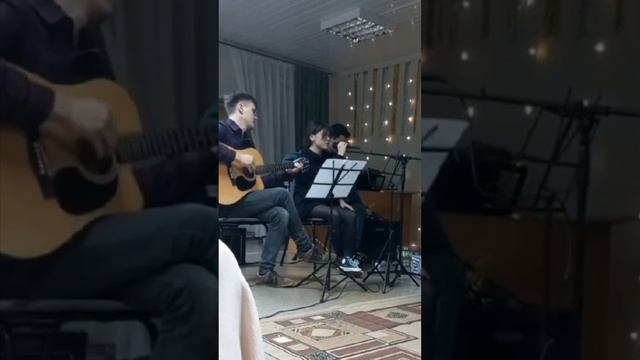 Уроки вокала, игры на музыкальных инструментах в музыкальной студии «Рок-Studio» смотреть онлайн