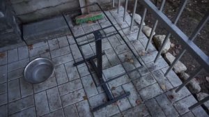 Кормушка для собаки за 200 рублей.