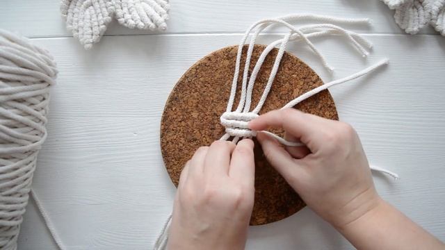 Kwiat wykonany techniką makramy tutorial DIY || How to make macrame flower смотреть онлайн