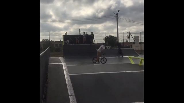 BMX/Мчим в новый скейт парк/Трюки/Опять порвал цепь смотреть онлайн