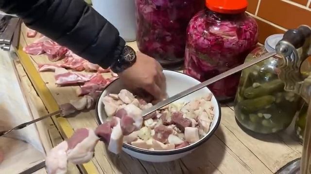 Шашлик из баранины! Разделка баранины на шашлык! Шашлык по Азербайджански!Quzu Kababi смотреть онлайн
