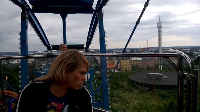 Колесо обозрения в парке аттракционов смотреть онлайн