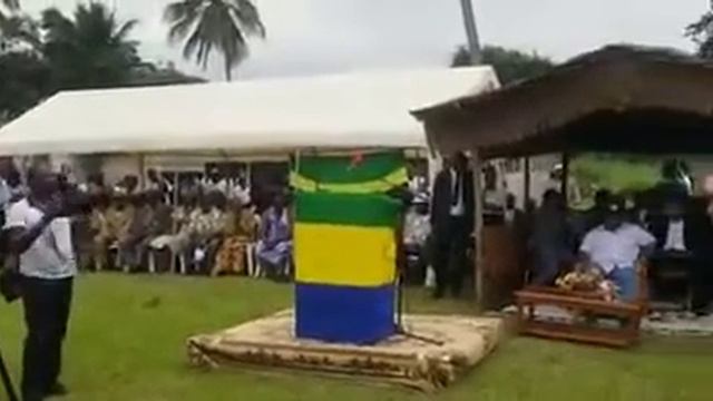 Omar Bongo pris à partie par un député de son parti смотреть онлайн