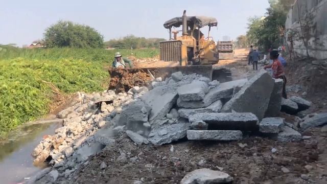 Crazy Dump Truck Delivery Heavy Concrete And Flying Wheel,Bulldozer Pushing Filling The Land смотреть онлайн