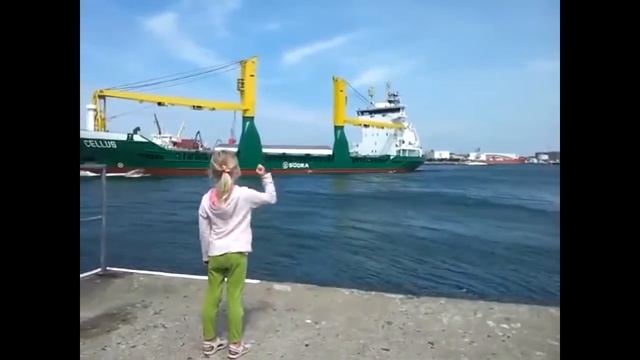 Девочка просит посигналить корабль смотреть онлайн