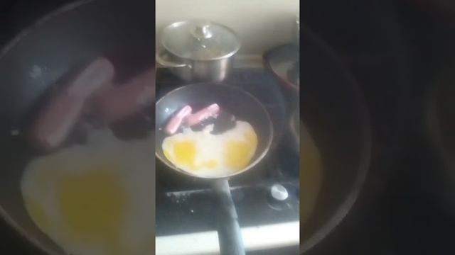 Рассказываю вам рецепт! Как сделать самую вкусную яичницу с сосиской? смотреть онлайн