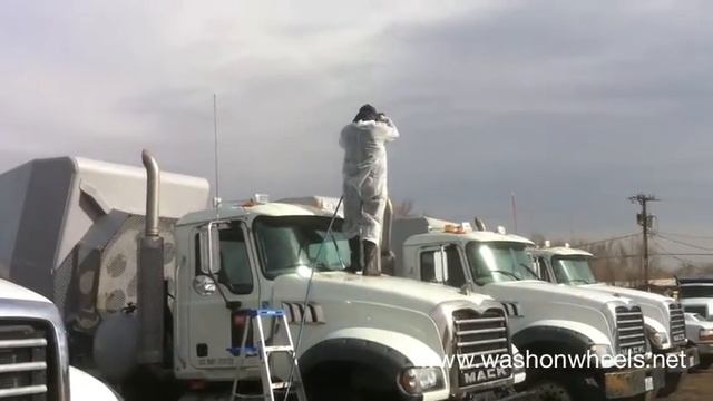 Cleaning Concrete Splatters From Cement Mixer Trucks смотреть онлайн