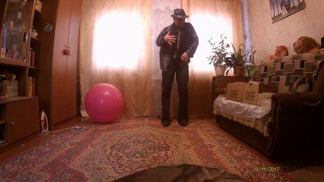 Чувачок ваще в ударе, Вам чумовой танец дарит смотреть онлайн