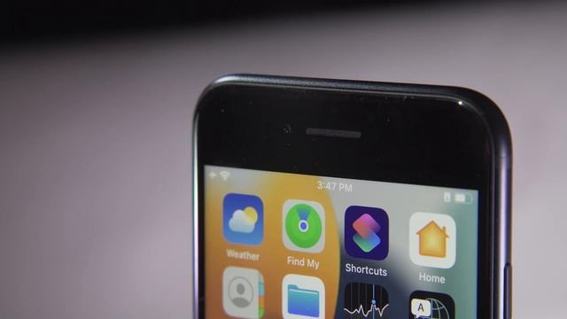 Apple iPhone SE (2022) review: fast internals but a single camera смотреть онлайн