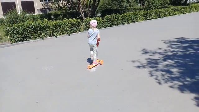 Тася с Софой катаются на самокатах :) смотреть онлайн