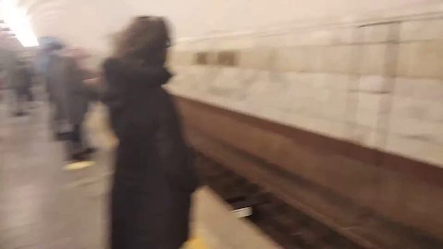 ИНЦИДЕНТ: на ст. Палац Спорту человек упал на рельсы, временно остановлено движение поездов смотреть онлайн