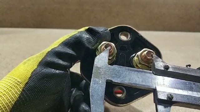 HQ-6502 Выключатель массы универсальный, механический 12/24В (красная медь) 100A смотреть онлайн