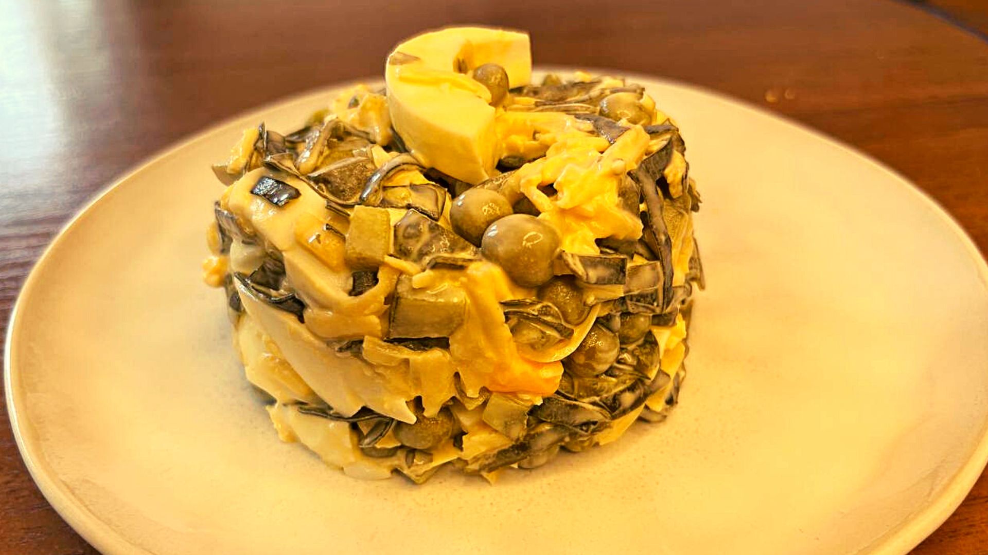 Рецепт пикантного салата с морской капустой. Готовится быстро и вкусно