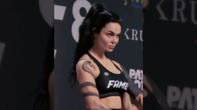 Самая Красивая Девушка ММА / Блондинка против Брюнетки смотреть онлайн