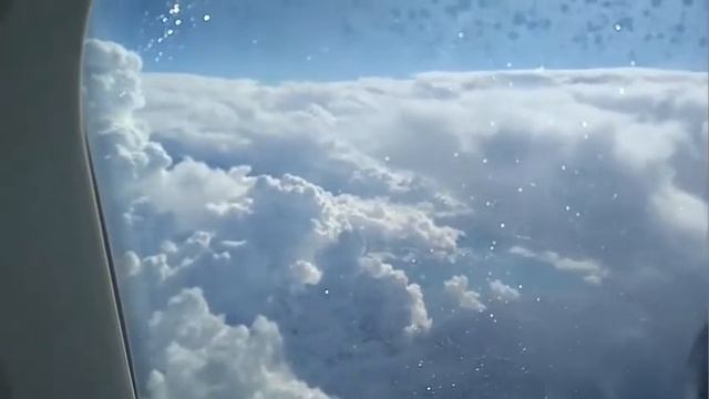 Полет над облаками, видео из иллюминатора самолета Airbus A319 рейса Санкт-Петербург - Симферополь смотреть онлайн