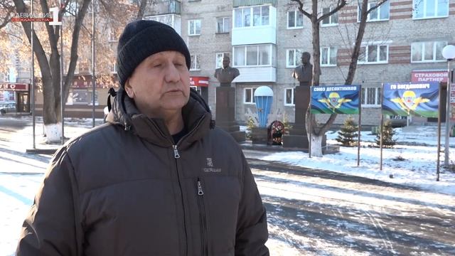 В сквере Маргелова вновь будет установлена новогодняя елка смотреть онлайн