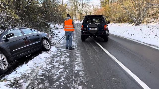 Jeep Cherokee KJ vyprošťuje Volkswagen Passat CC 3.6i z přikopu смотреть онлайн