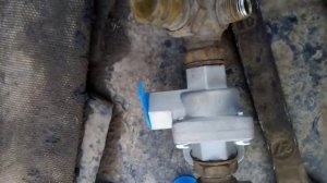 Снятие с ручника шипит главный тормозной, при нажатии на тормоз воздух уходит через ручник.