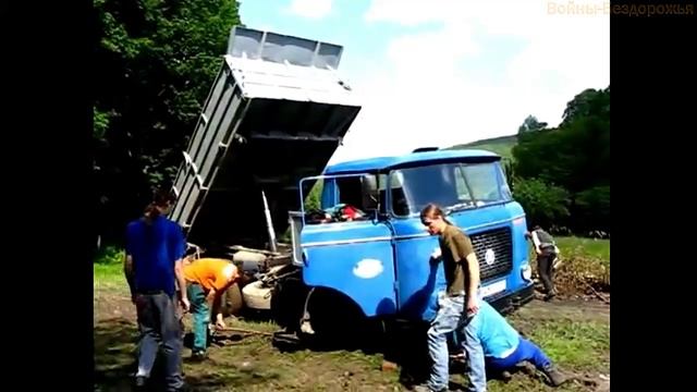 При помощи Трактора выдернули Грузовик из грязи. смотреть онлайн