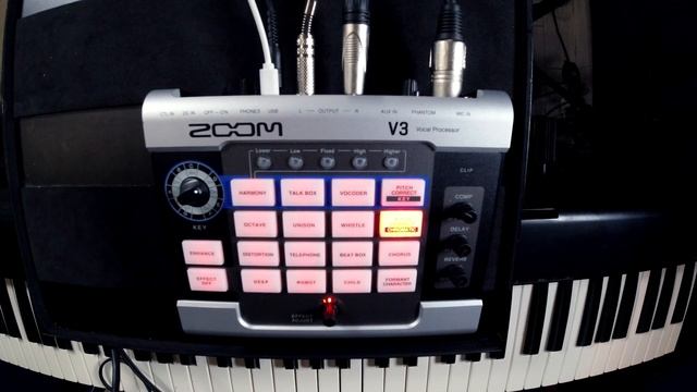 Zoom V3 Recensione - ita Review [ controvoci e cori, distorsioni, delay e tanto altro] смотреть онлайн