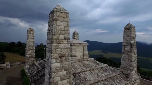 La tumba en la colina de Bradlo, Eslovaquia de Stefanik-vista con DRON FULL HD смотреть онлайн