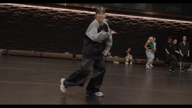 Мастер-класс солистки и хореографа-постановщика балета TODES Дарьи Крамар смотреть онлайн