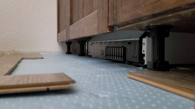 Это конечно, ещё та затея! Укладка ламината ПОД ГАРНИТУРОМ! Ремонт квартир. смотреть онлайн