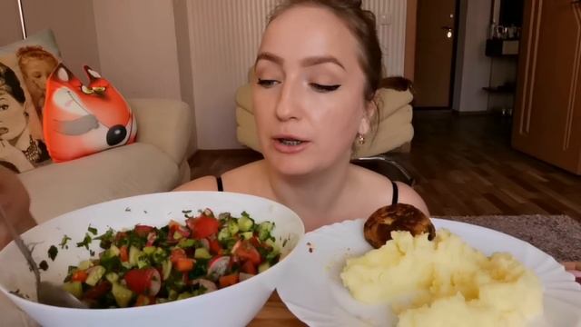 Мукбанг / Измениться ради ЛЮБИМОГО человека / ПЮРЕ с котлетами и салат смотреть онлайн