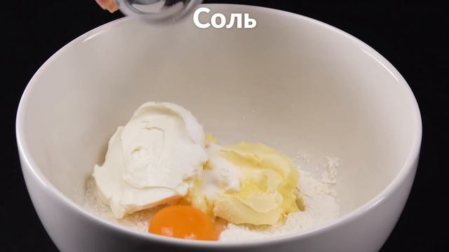 Выкладываем форму для выпечки картофелем - и в духовку. Просто слюнки текут! смотреть онлайн