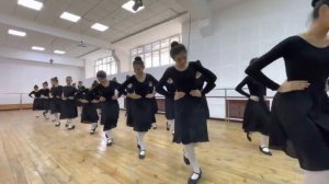 Урок узбекского танца в младших классах. Основной ход андижанской польки. Педагог Машхура Толибовна