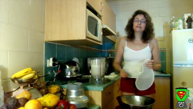 HOW TO MAKE ALMOND MILK WITH A BLENDER! смотреть онлайн