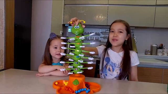 АНЯ ВСЁ ИСПОРТИЛА! ИГРАЕМ В ТАНЦУЮЩУЮ ГУСЕНИЦУ смотреть онлайн