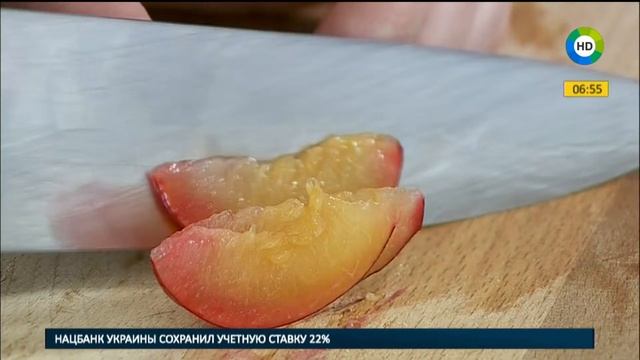 Готовим сырники на пару с бананом и сливами! Рубрика Пора завтракать. смотреть онлайн