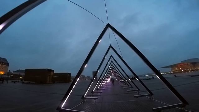 КОПЕНГАГЕН. Площадь Офелия// Обнаженные датчане // Интерактивная конструкция "Волна" смотреть онлайн