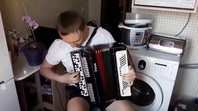 Баян Этюд, баянист зажигает на баяне у себя на кухне смотреть онлайн