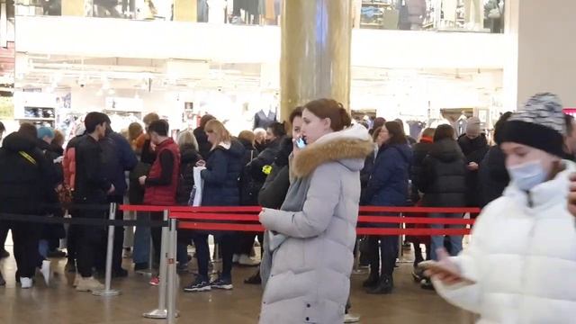 Петербуржцы стоят в очередях в объявивших о закрытии магазинах Uniqlo ТРЦ Галерея Петербург смотреть онлайн
