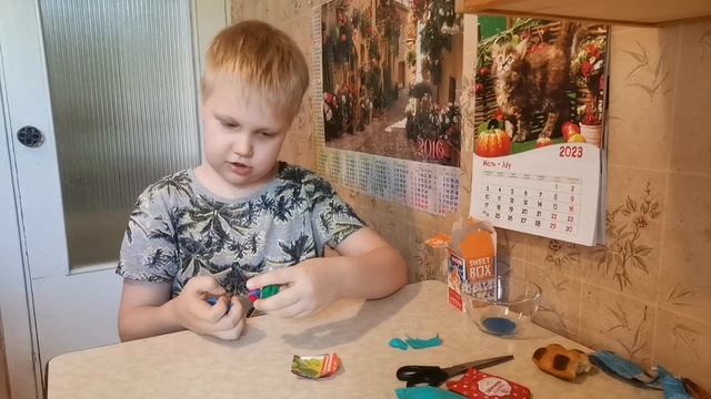 Егор распаковывает Свитбокс с Фиксиками и за одно открывает Барни смотреть онлайн