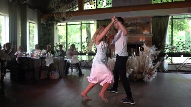 Постановка свадебного танца по мотивам фильма "Грязные танцы. Прекрасное исполнение первого танца! смотреть онлайн