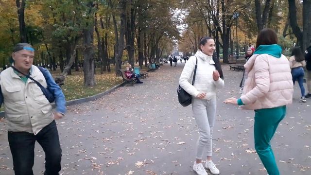 ВЕСЁЛЫЕ ТАНЦЫ В САДУ ШЕВЧЕНКО ХАРЬКОВ ОКТЯБРЬ 2021 смотреть онлайн