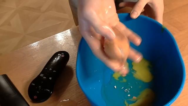 Как раздавить яйцо одной рукой смотреть онлайн