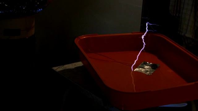 Разряды в воду от Трансформатора Тесла смотреть онлайн