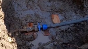 Подключение трубы ПНД к старой металлической трубе муфтой ГЕБО.