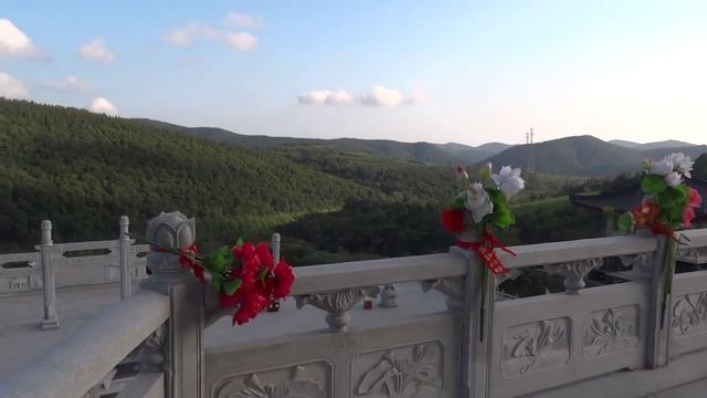 Буддийский храм в Китае. Очень живописный храм на вершине горы. Видео обзор. смотреть онлайн
