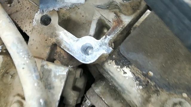 Hyundai Sonata V6 кронштейн правой подушки оторвало удаляем и восстанавливаем резьбу смотреть онлайн