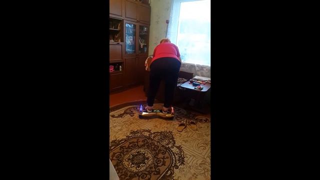 Бабушка на гироскутере / Grandmother on gyroscope смотреть онлайн